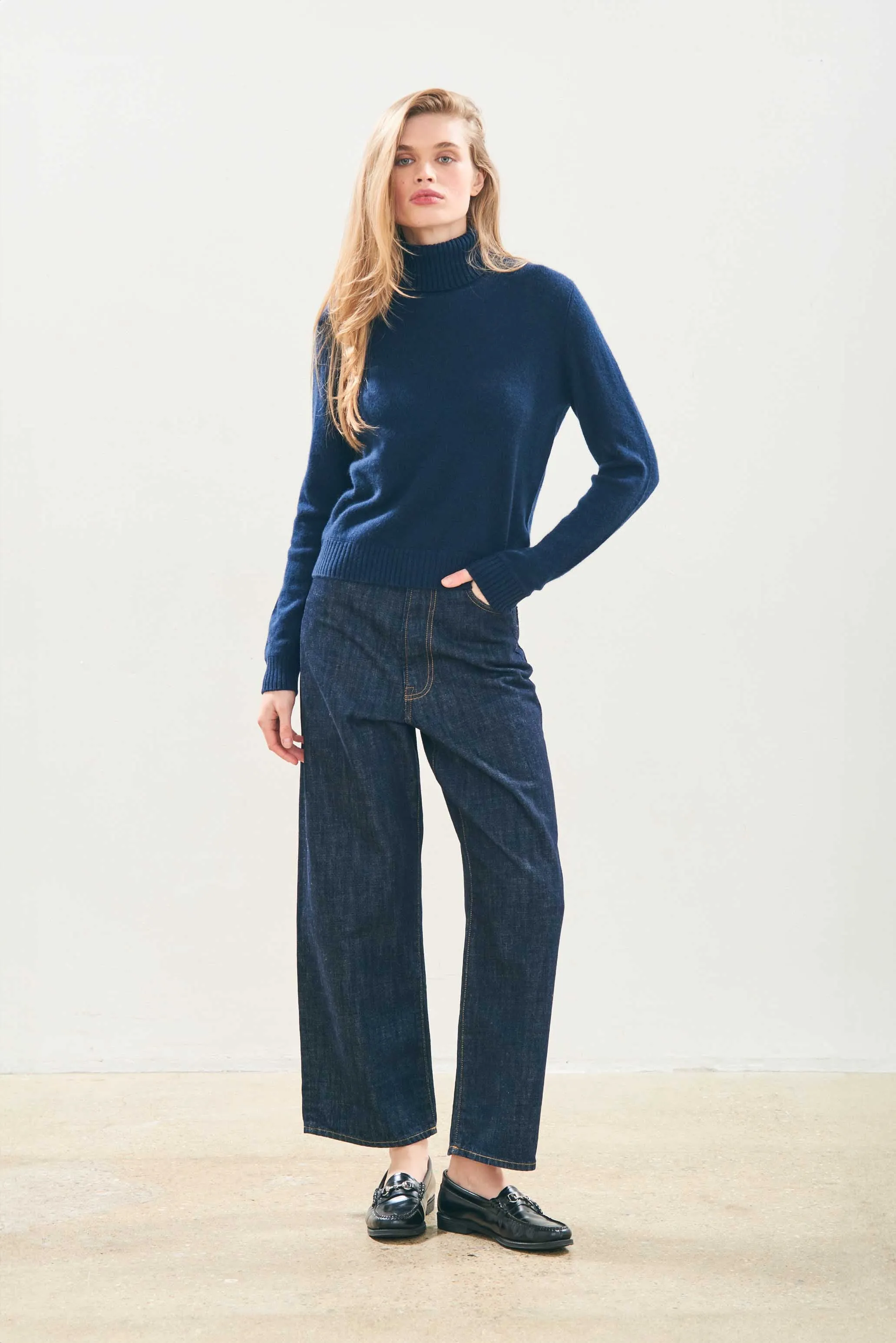 Cashmere Lightweight Roll Collar in Navy